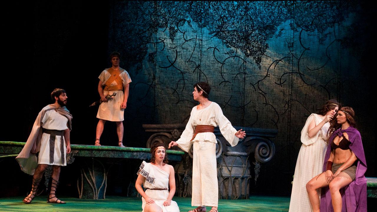 UE剧院的学生们在舞台上穿着古希腊主题服装表演.